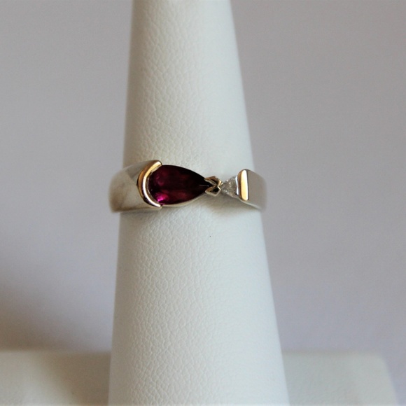 Ladies 14 Kt yellow gold-stamped- Pear shaped Ring - Picture 2 of 8